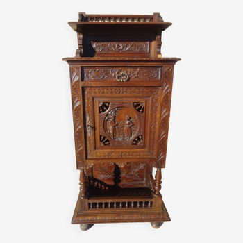 Cabinet dressoir du 19ème siècle avec bas relief