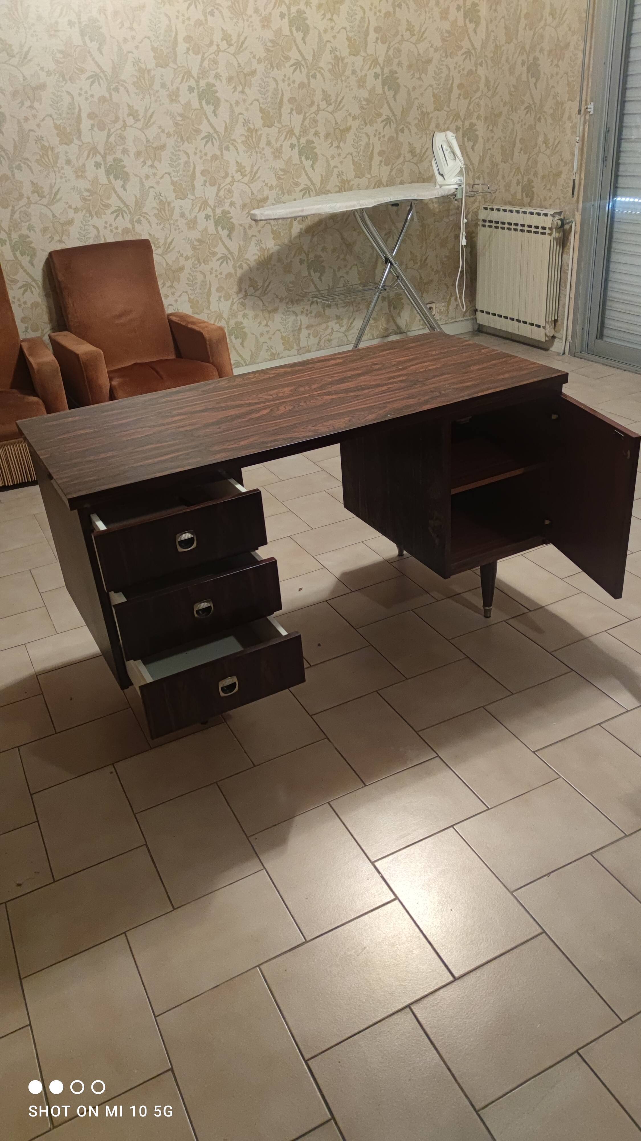 Bureau à caissons vers 1970 en palissandre de Rio 4 faces