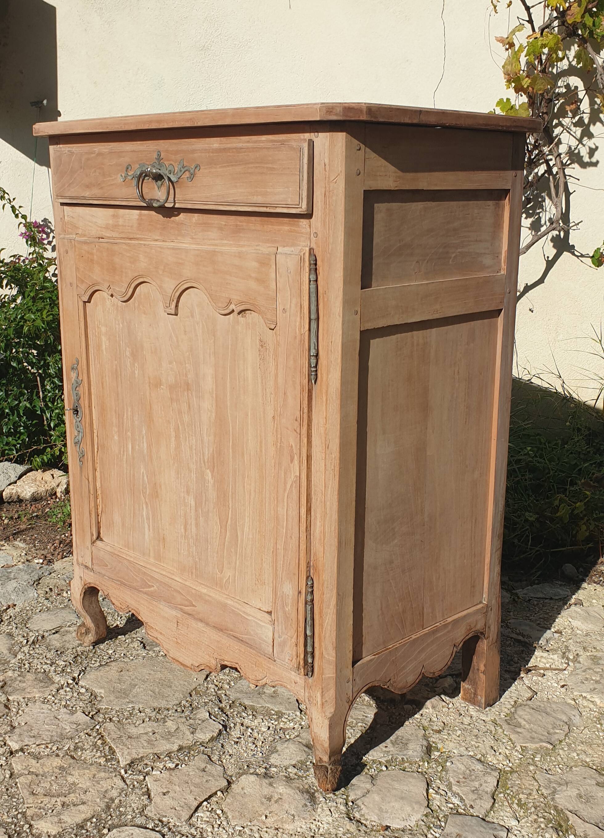 Confiturier en bois naturel, ferronneries en fer forgé