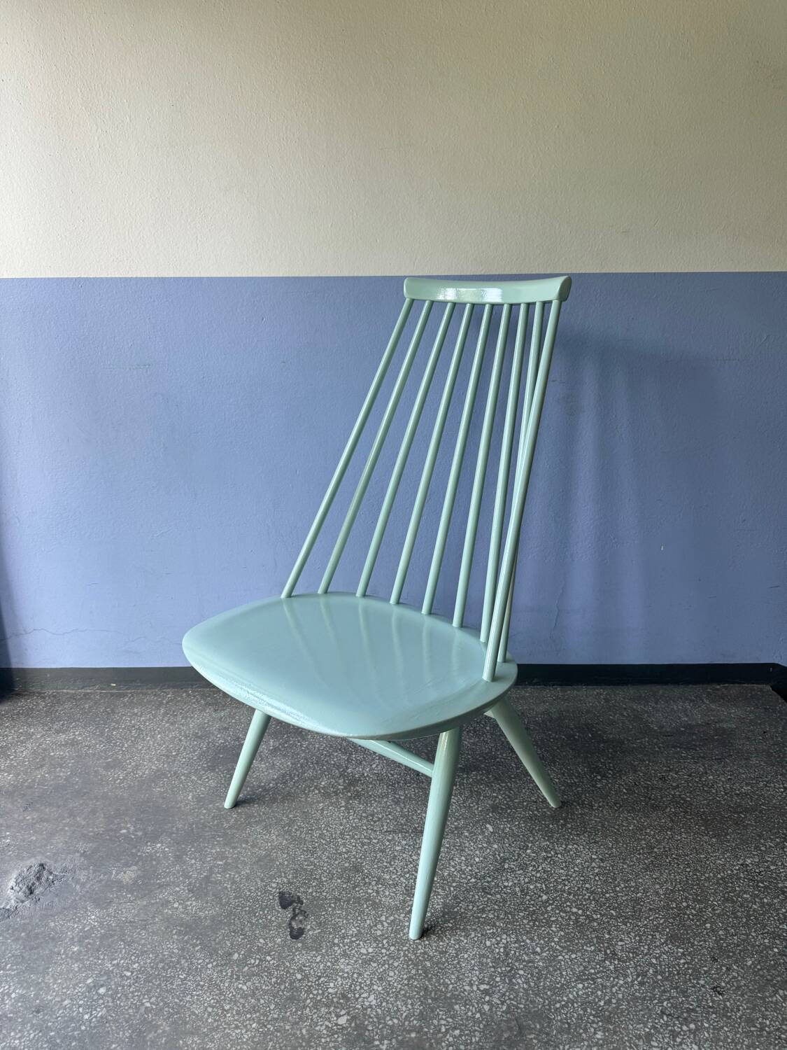 Chaise bâton blanche « Mademoiselle » du Finlandais Ilmari Tapiovaara