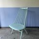 Chaise bâton blanche « Mademoiselle » du Finlandais Ilmari Tapiovaara