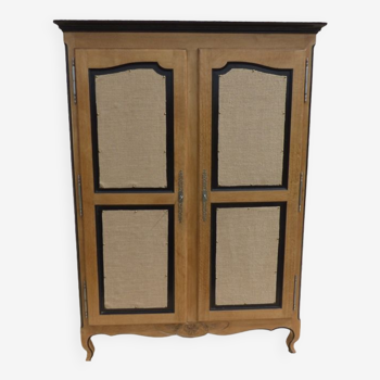 Armoire deux portes en chêne deux portes –totalement relookée avec tissus en toile de lin