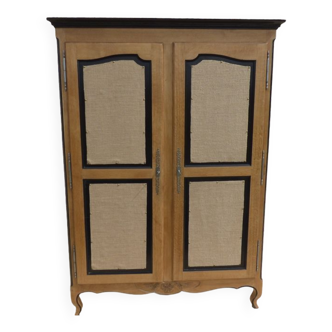 Armoire deux portes en chêne deux portes –totalement relookée avec tissus en toile de lin