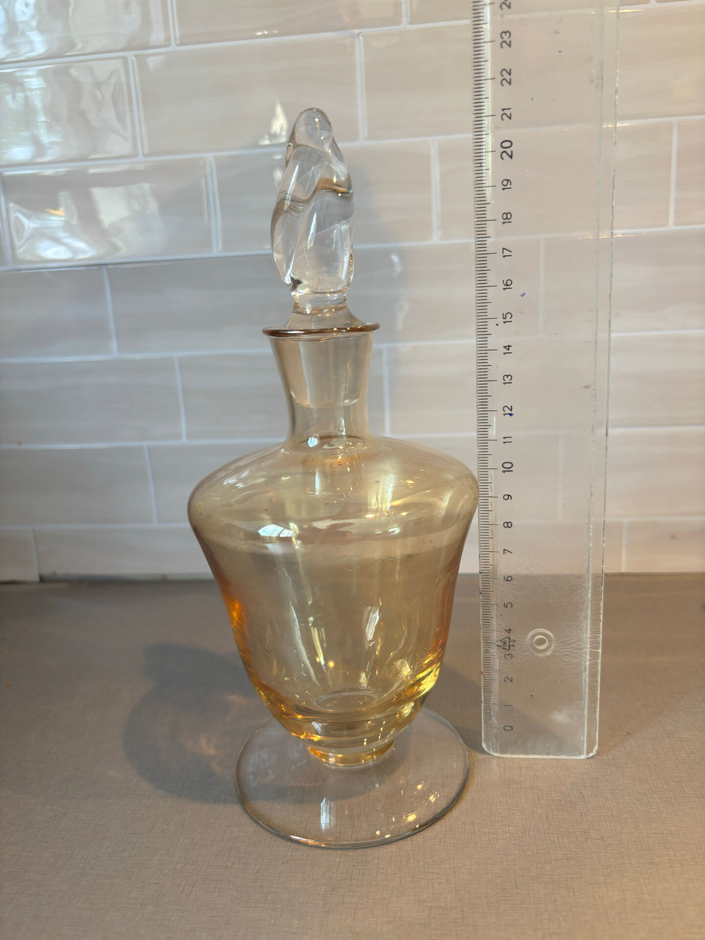 Carafe vintage en verre avec bouchon sculpté