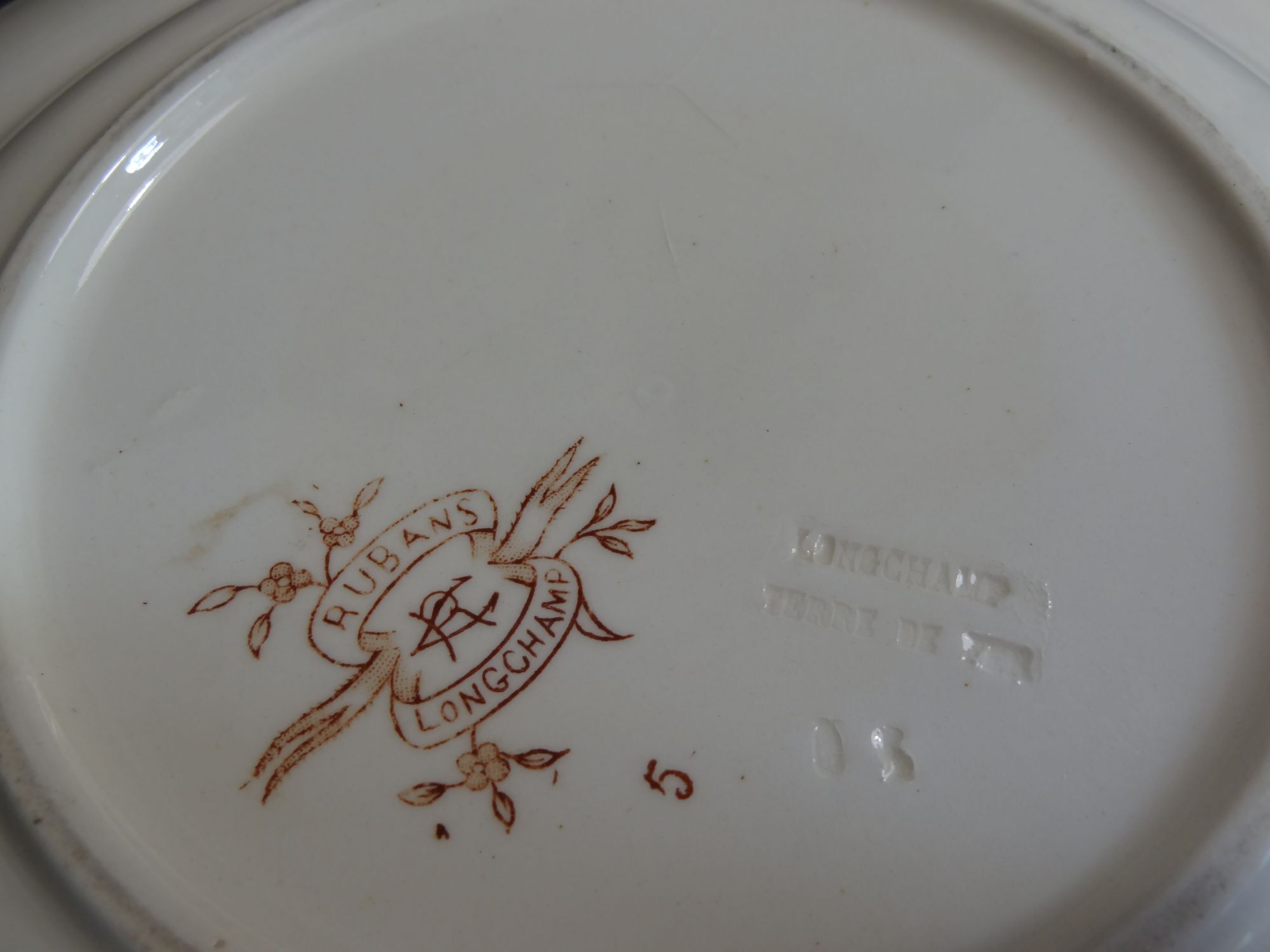 12 assiettes à dessert en faïence terre de fer, modèle rubans de chez longchamp