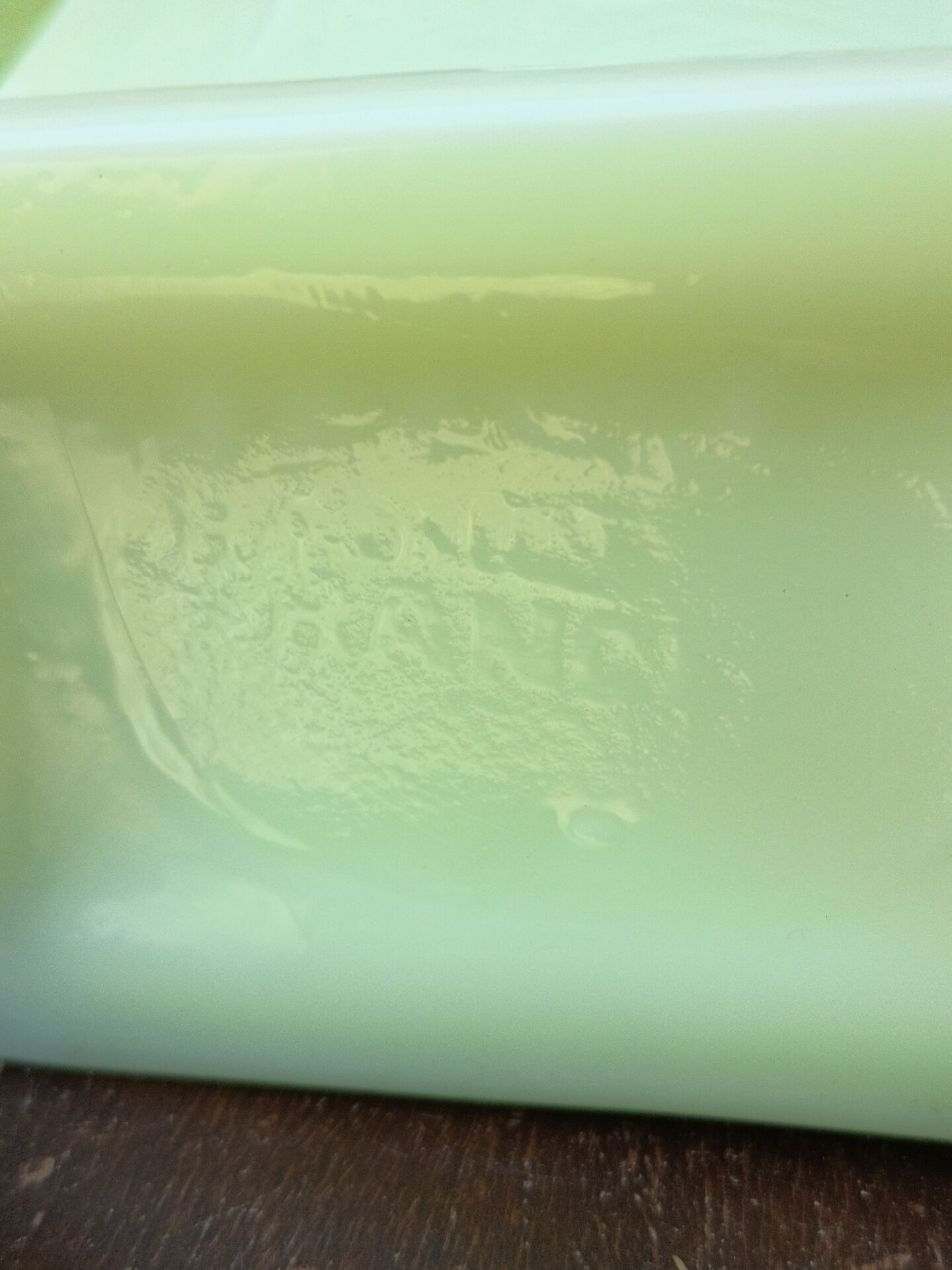 Paire de vases Art Déco en opaline uranifère vers 1930