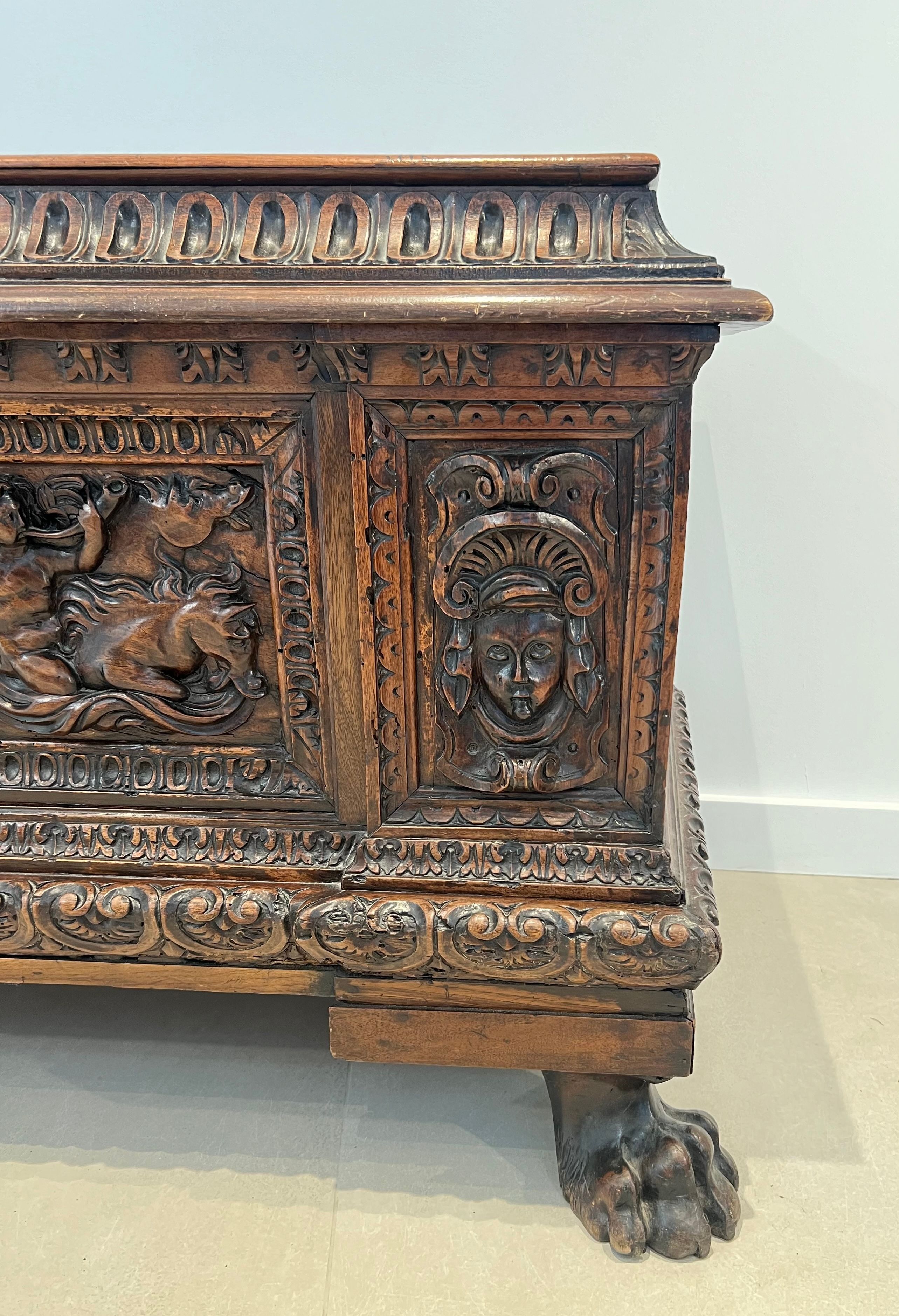 Coffre en noyer sculpté. Travail italien d'époque renaissance