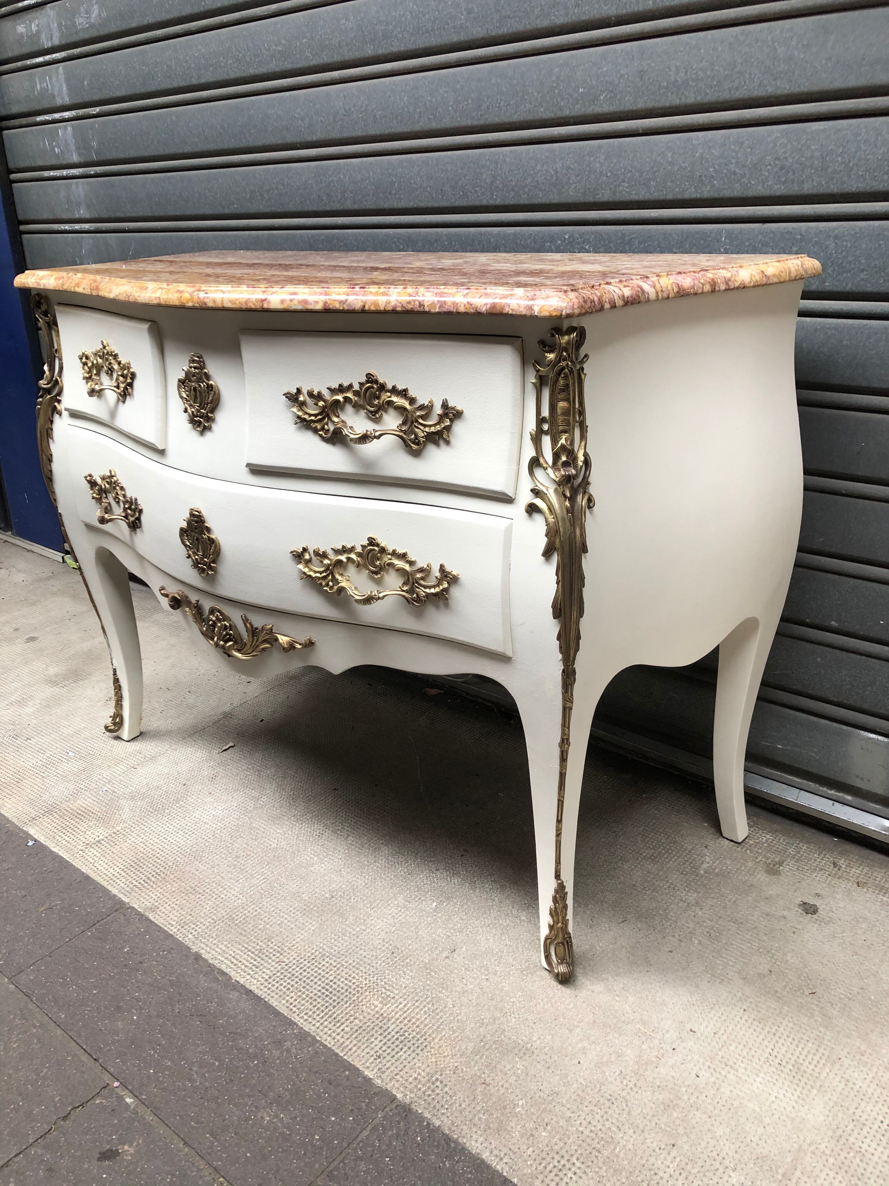 Curved chest of drawers white patina above marble louis XV style