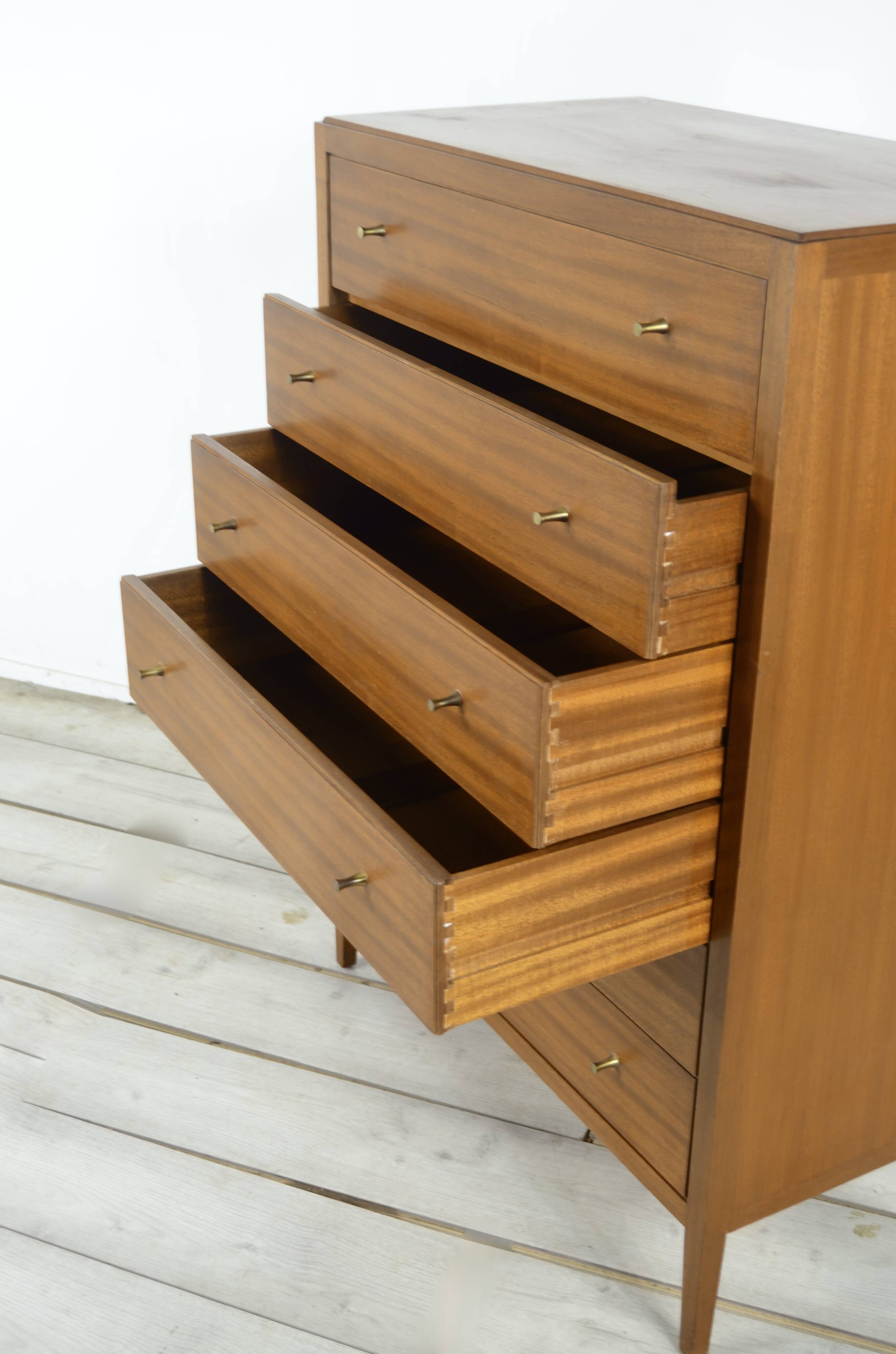 Commode / Tallboy vintage du milieu du siècle « Heal » en noyer. Style moderne/danois.
