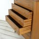 Commode / Tallboy vintage du milieu du siècle « Heal » en noyer. Style moderne/danois.