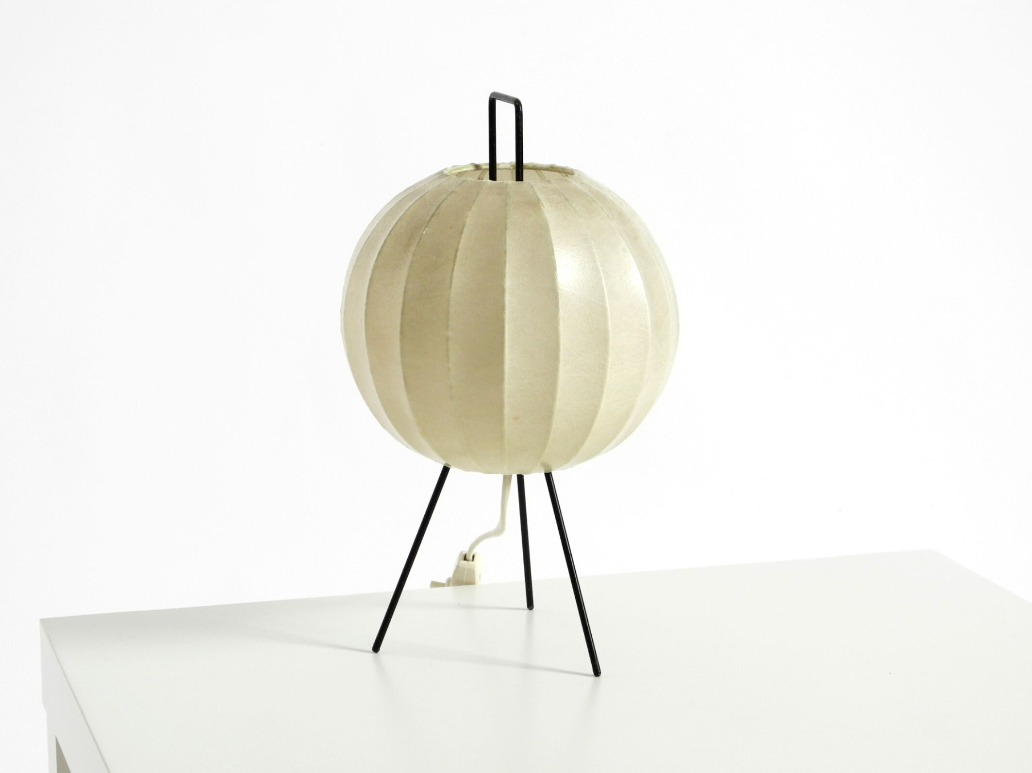 Very rare and beautiful Mid-Century Modern tripod Cocoon table lamp