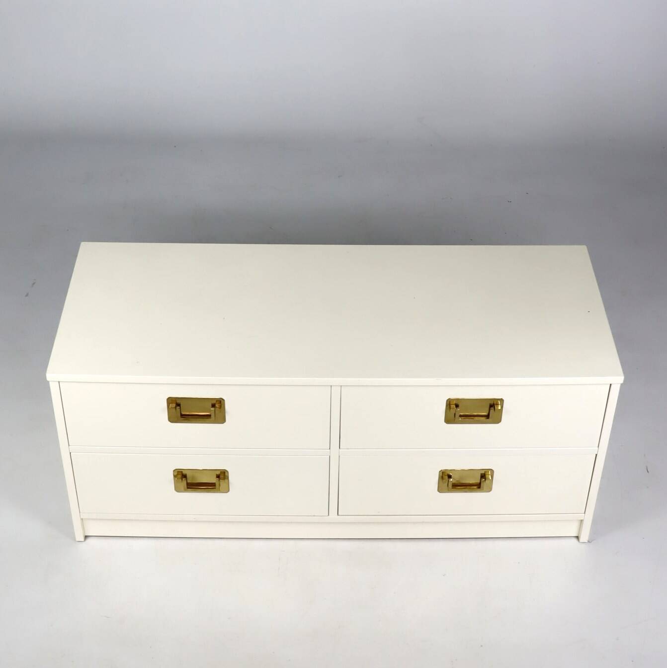 White lacquered chest of drawers and brass handles, 1970s