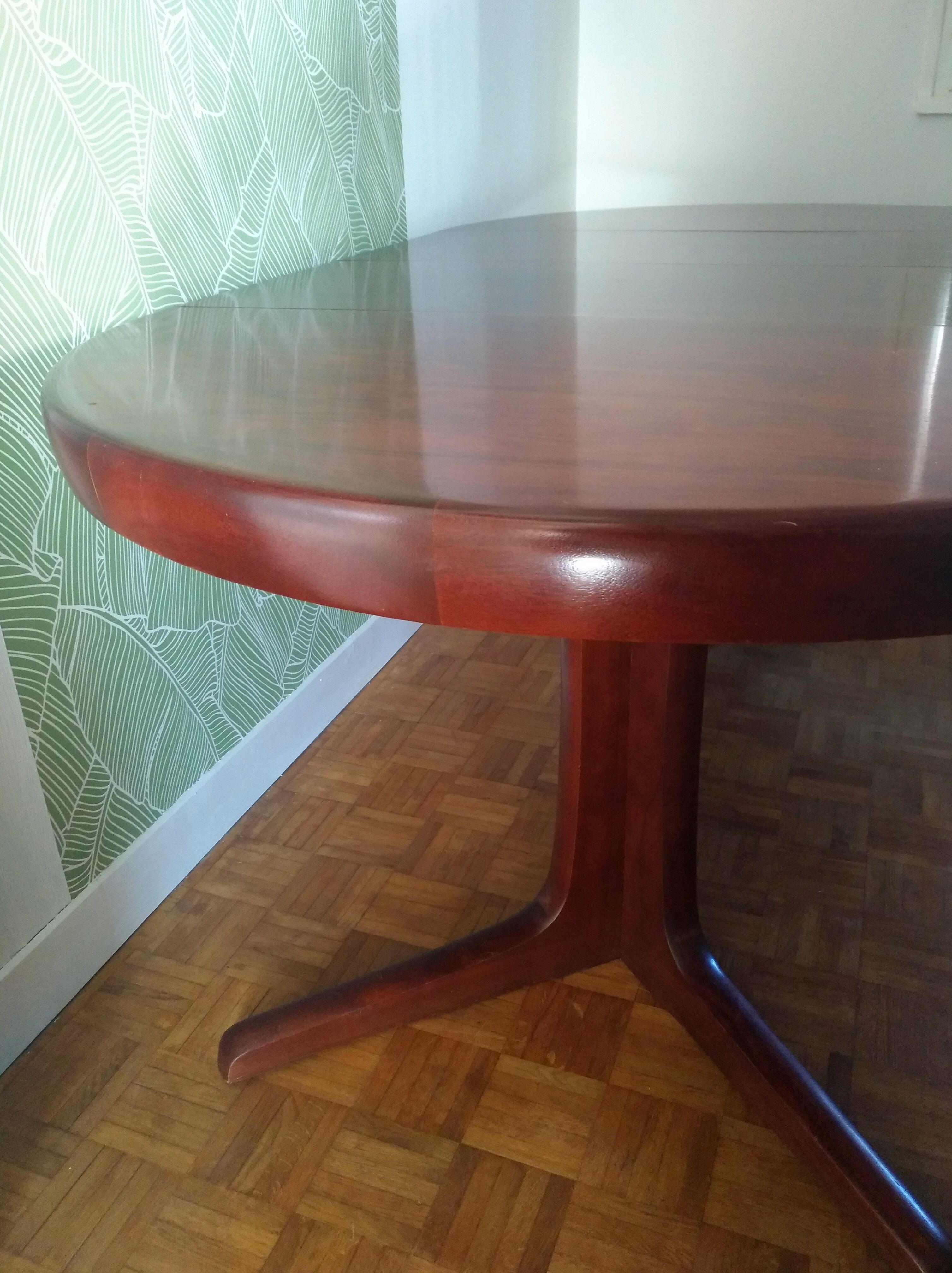 Danish extendable round table on central support