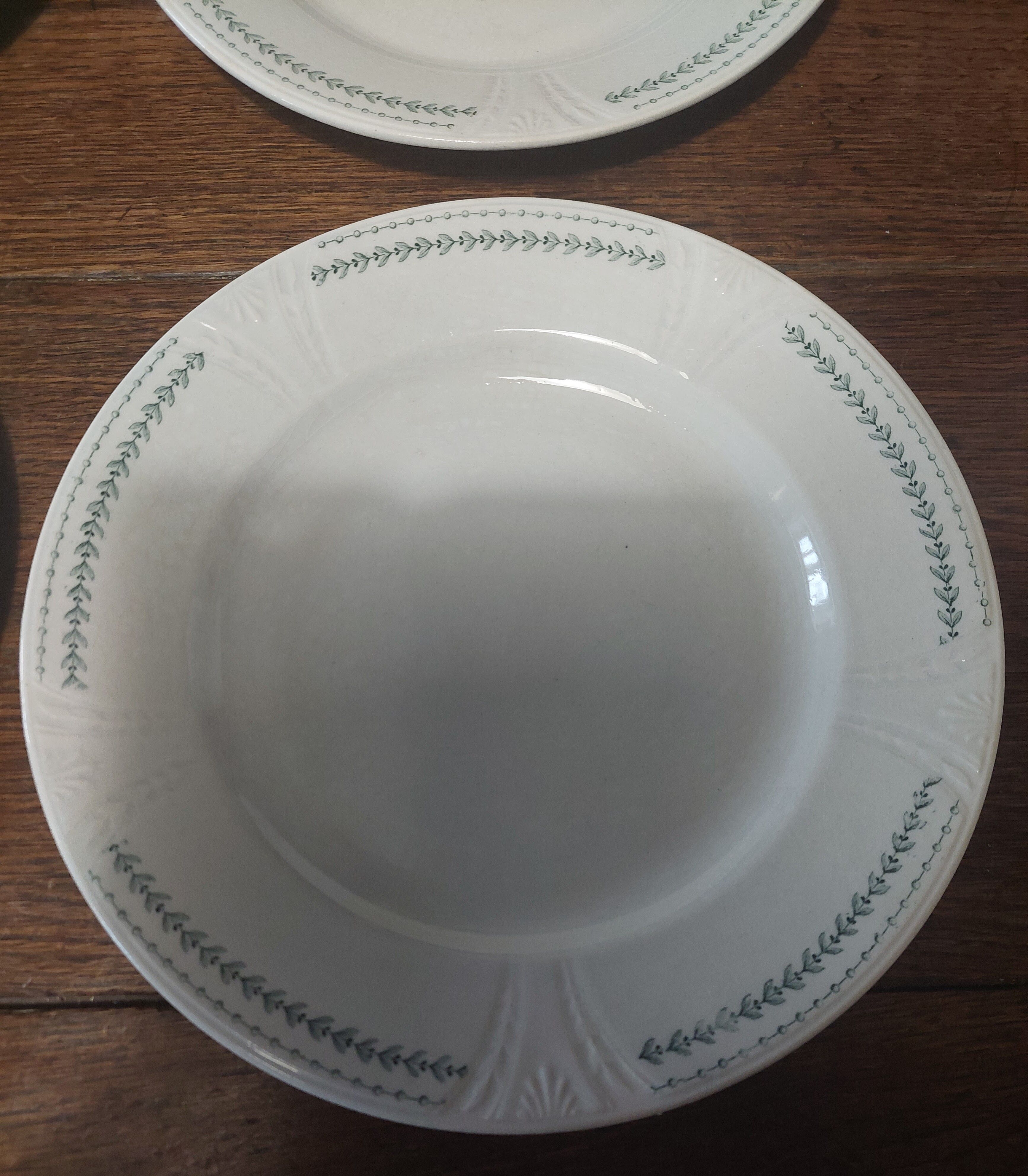 Série de six assiettes plates Gien terre de fer décor Rivoli fin XIXème