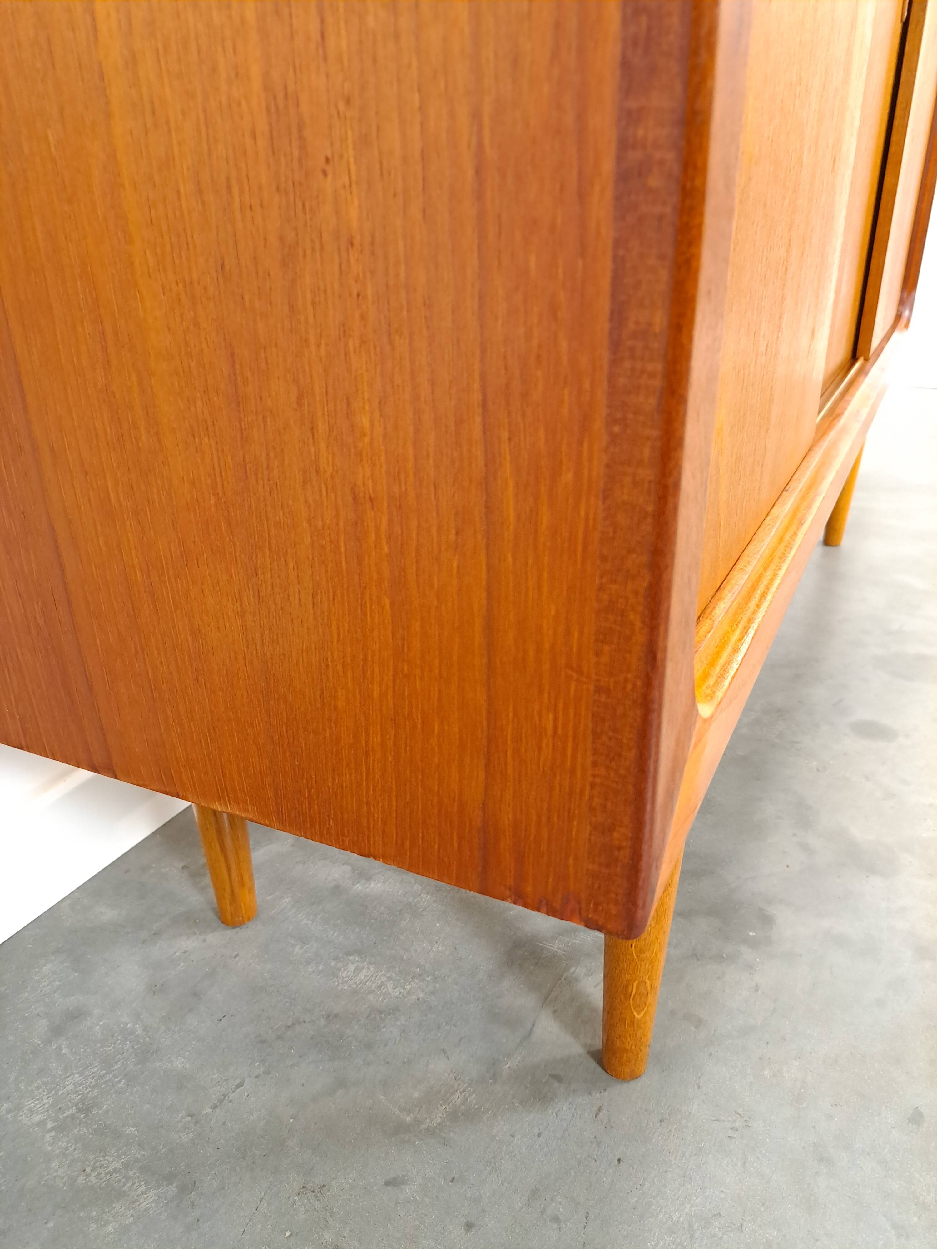 Mid Century Deens teak hoog dressoir