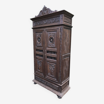 Breton cabinet with carved characters of the early 20th century with 2 doors and 1 oak drawer.