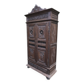 Breton cabinet with carved characters of the early 20th century with 2 doors and 1 oak drawer.