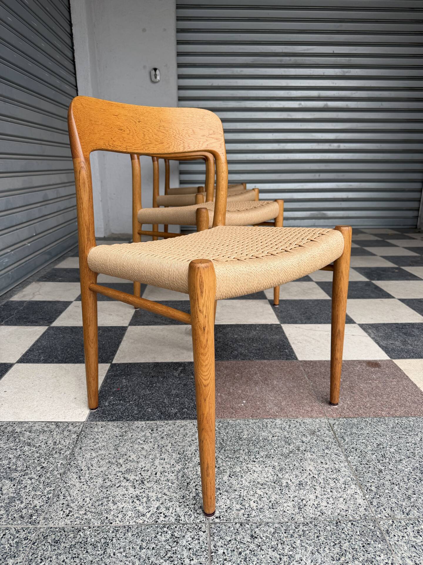 Set of 4 Møller 75 chairs in oak