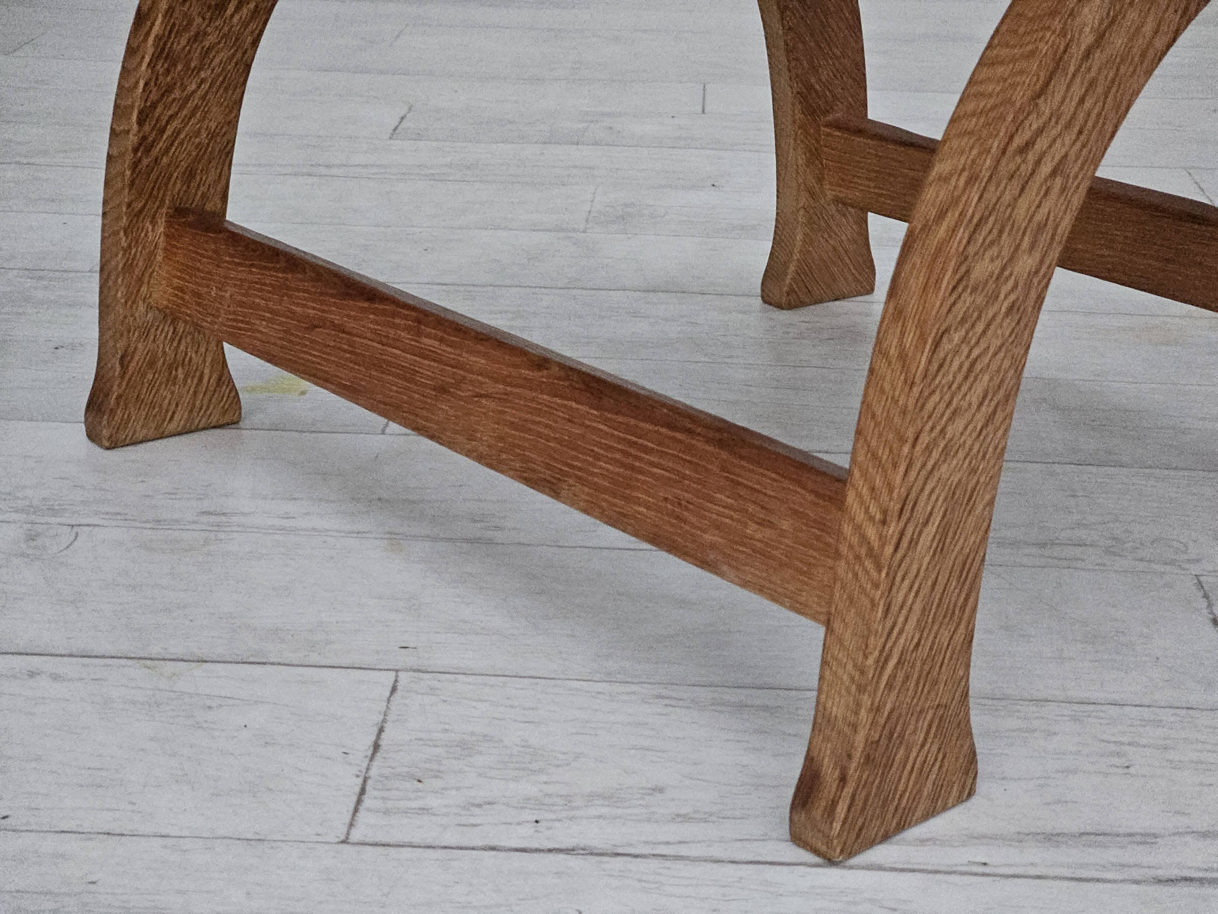 Années 1950, design danois, fauteuil retapissé, cuir marron naturel, bois de chêne.