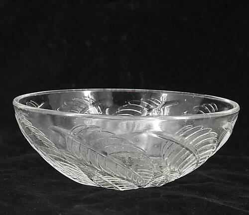 Cups "chestnut leaves" in Lalique glass, excellent condition, signed.