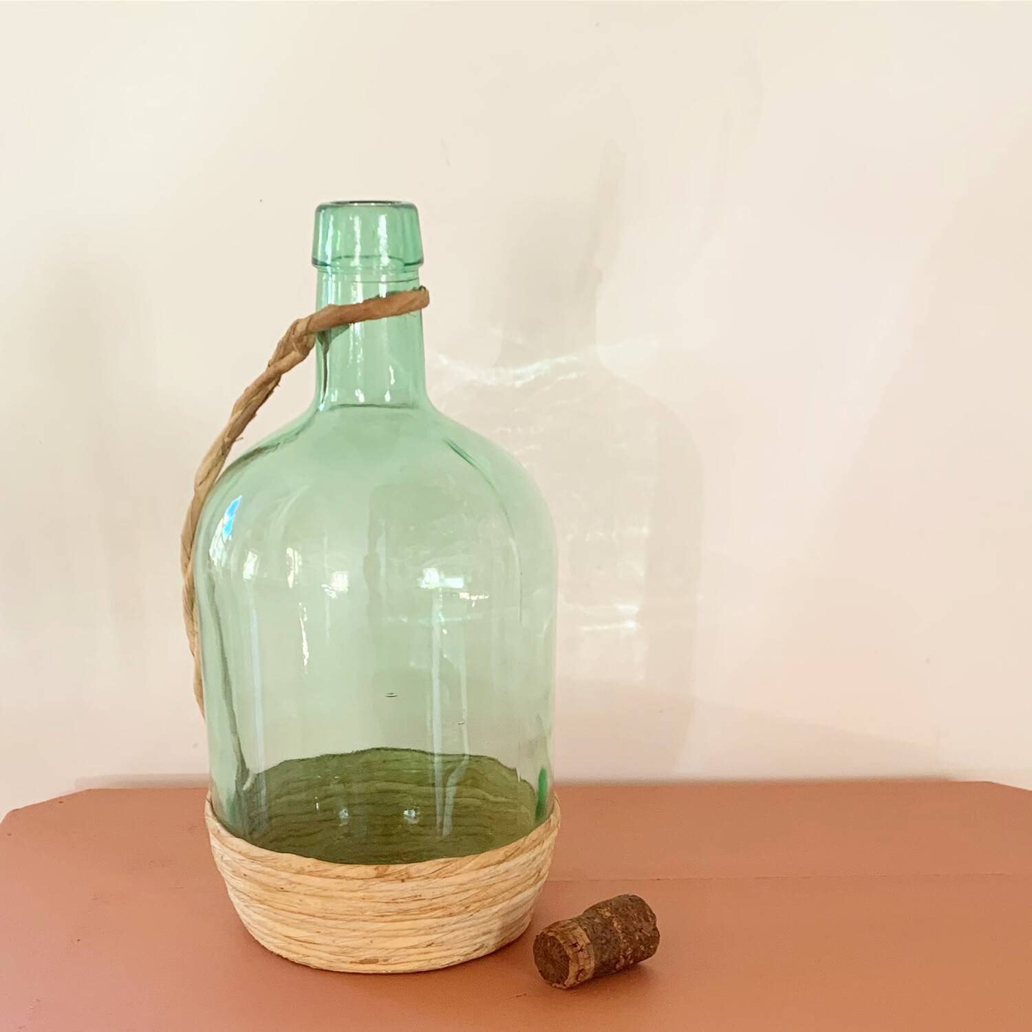 Bonbonne vintage en verre et raphia