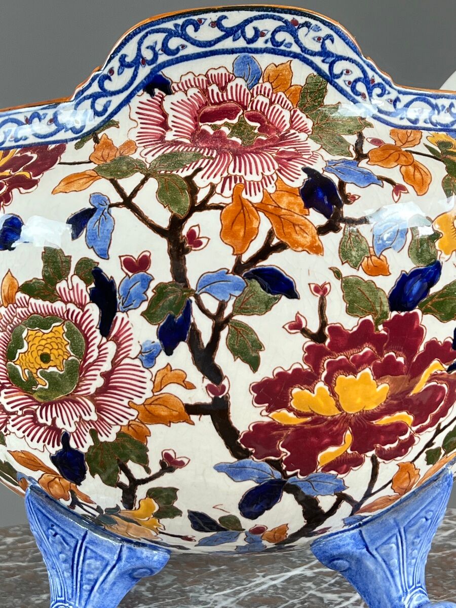 Large earthenware cache-pot from Gien with peony decoration, 20th century.