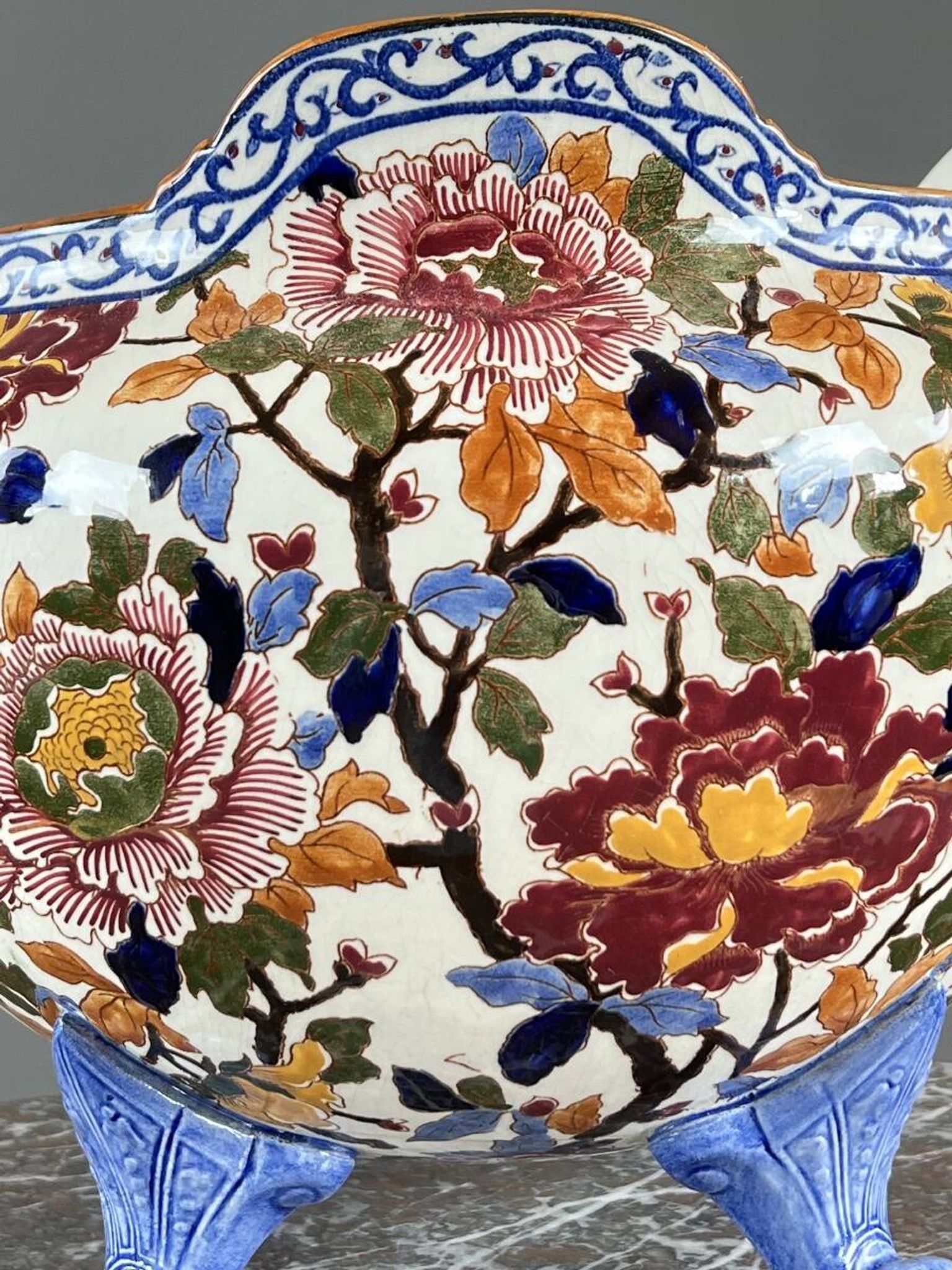 Large earthenware cache-pot from Gien with peony decoration, 20th century.