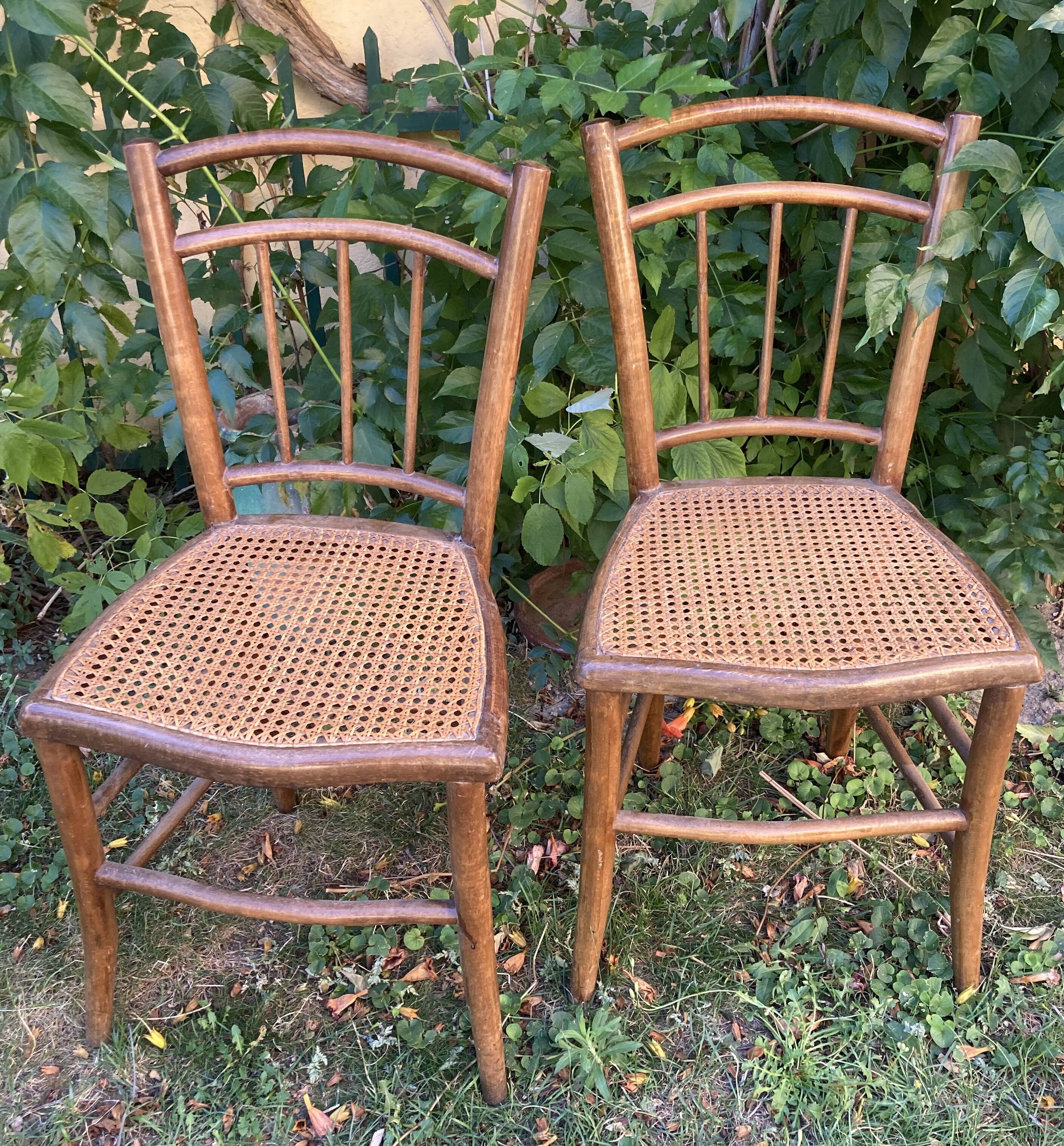 Deux chaises bistrot cannées