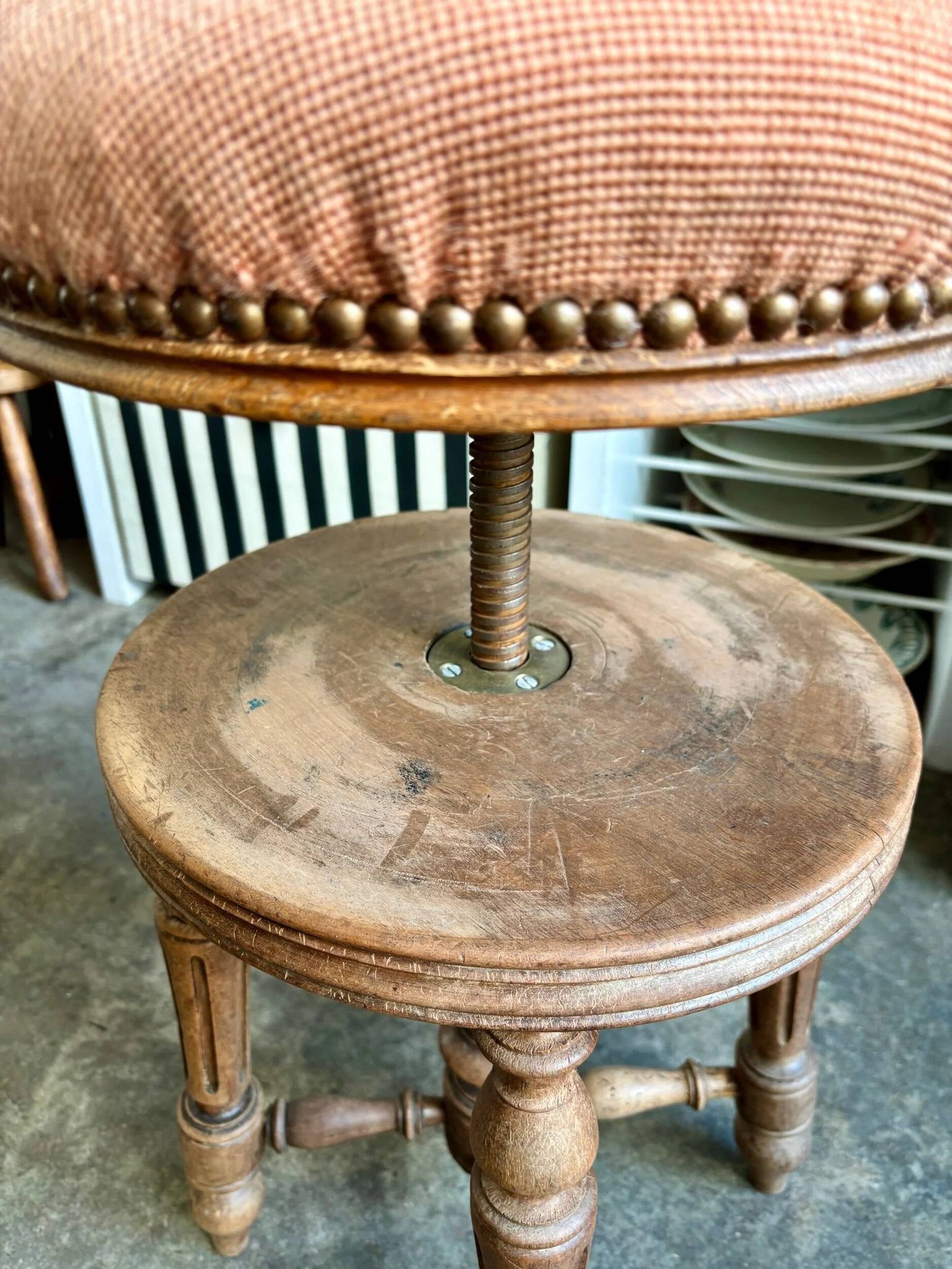 Tabouret de piano ajustable en bois tourné et coton brodé fleuri