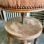 Tabouret de piano ajustable en bois tourné et coton brodé fleuri