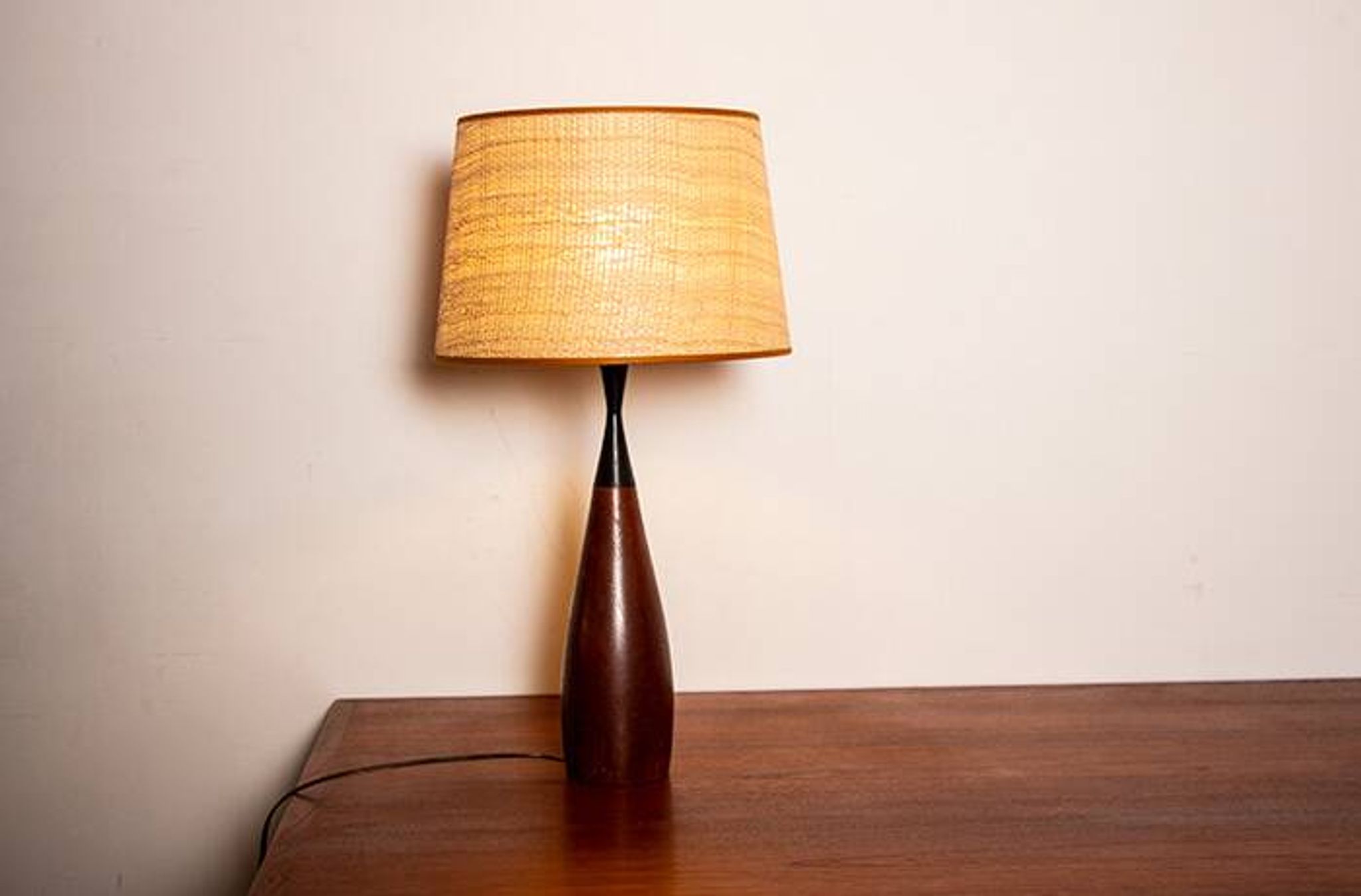 lampe de table Danoise, forme de quille, en teck et ébène par Fog & Morup.