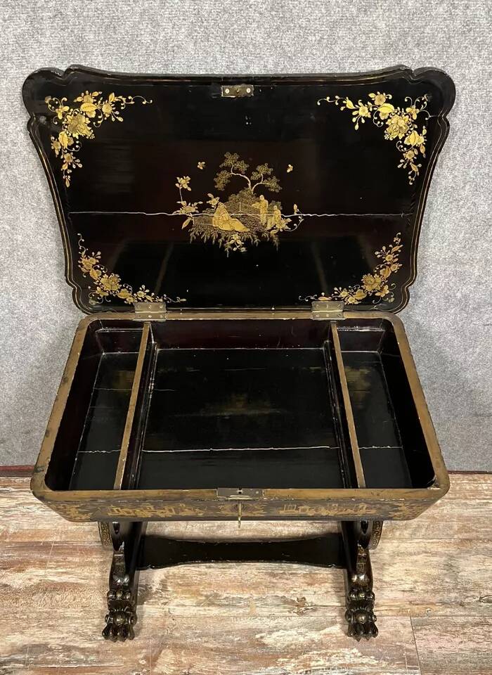 Lacquered work table, blackened wood decorated with Chinese scenes, Napoleon III period circa 1850
