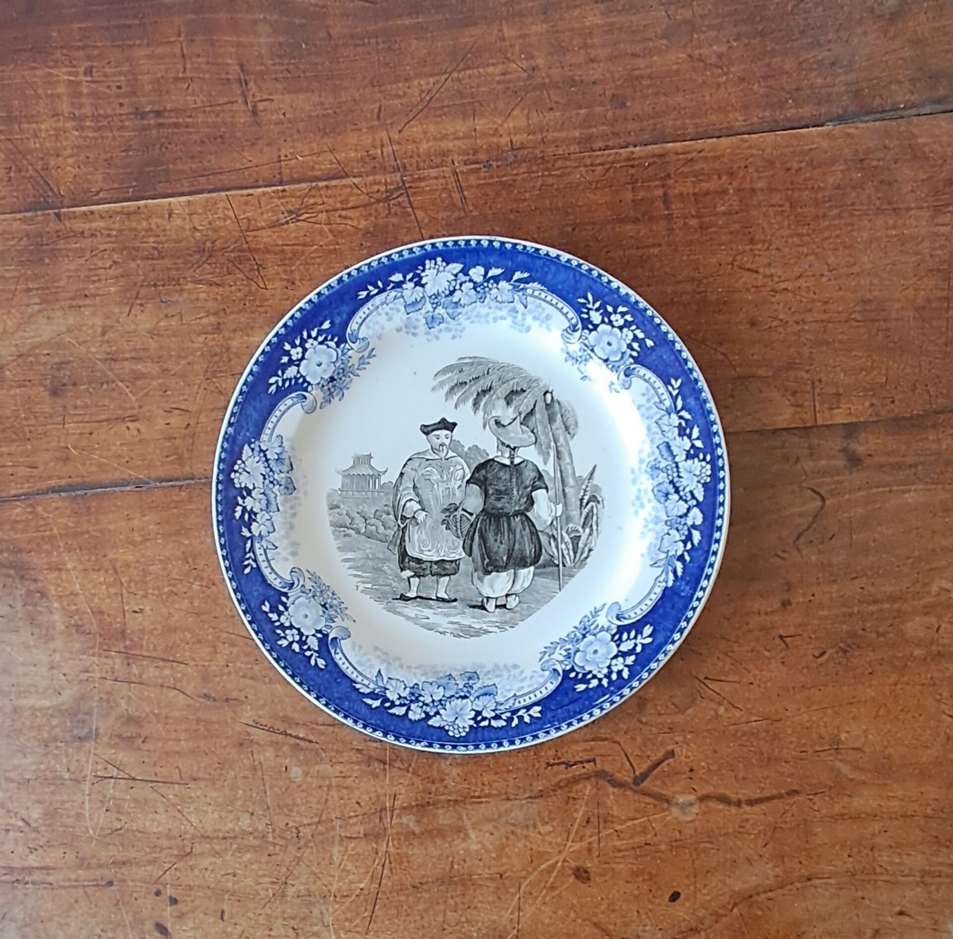 Orientalist plate U&C Sarreguemines. Gold medal 1844