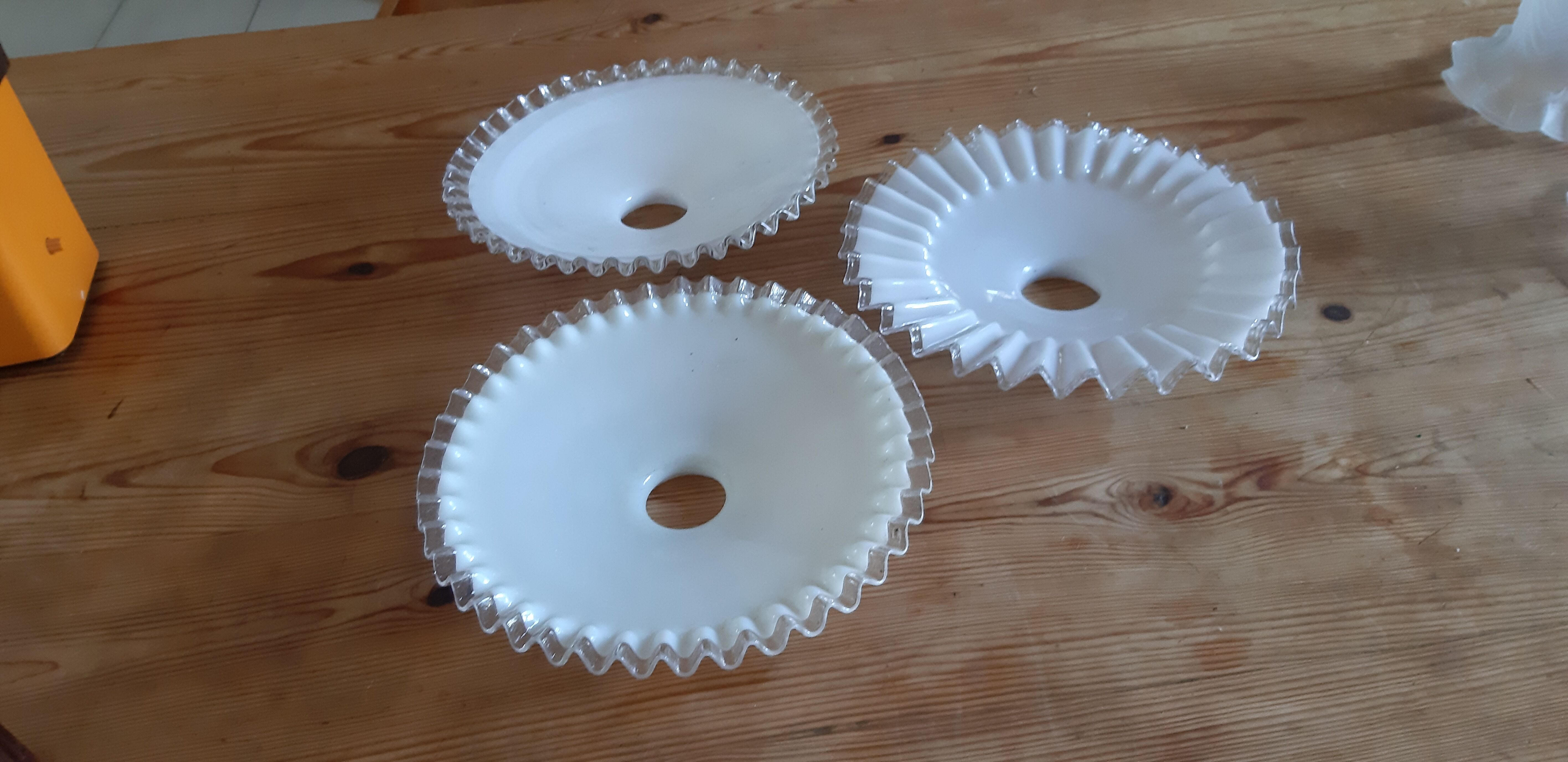 3 suspensions en opaline blanche 1900