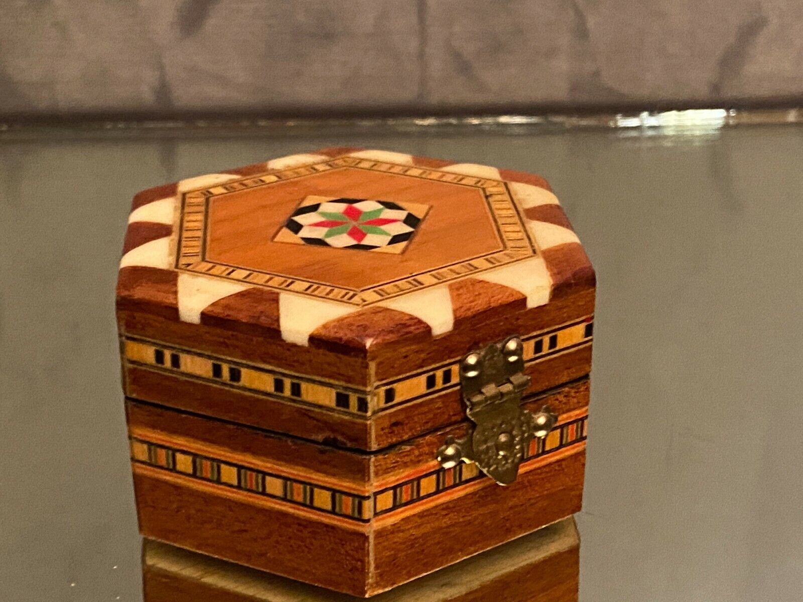 Hexagonal box box with Syrian-style inlaid decoration
