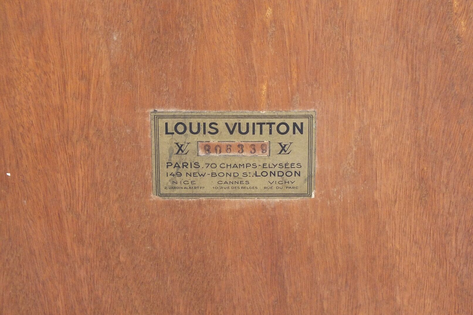 Table game Louis Vuitton stamped
