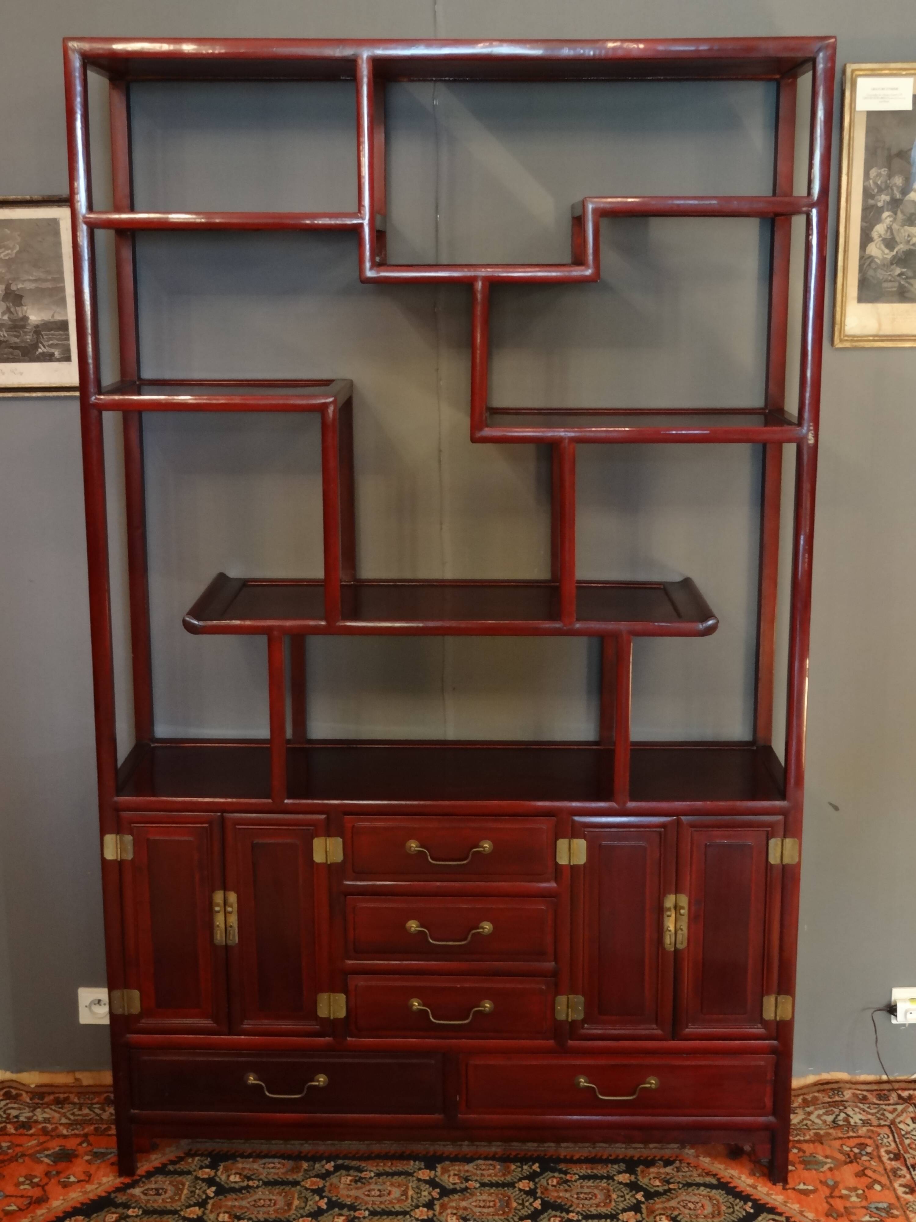 Low sideboard surmounted by bibus shelves in red lacquered wood, China XXth, 120 x 195 cm
