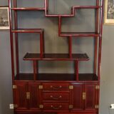 Low sideboard surmounted by bibus shelves in red lacquered wood, China XXth, 120 x 195 cm