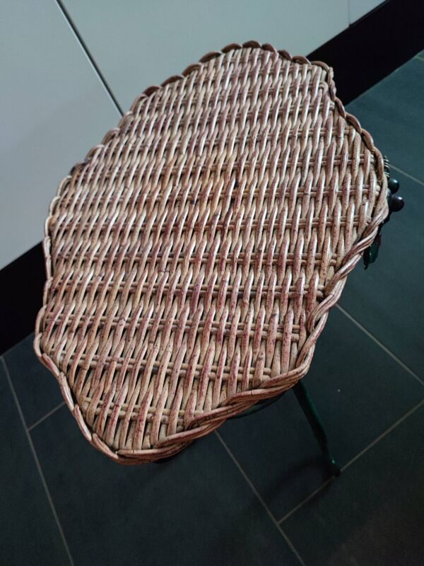 Petite table d'apoint en osier et métal au décor de vigne et raisin