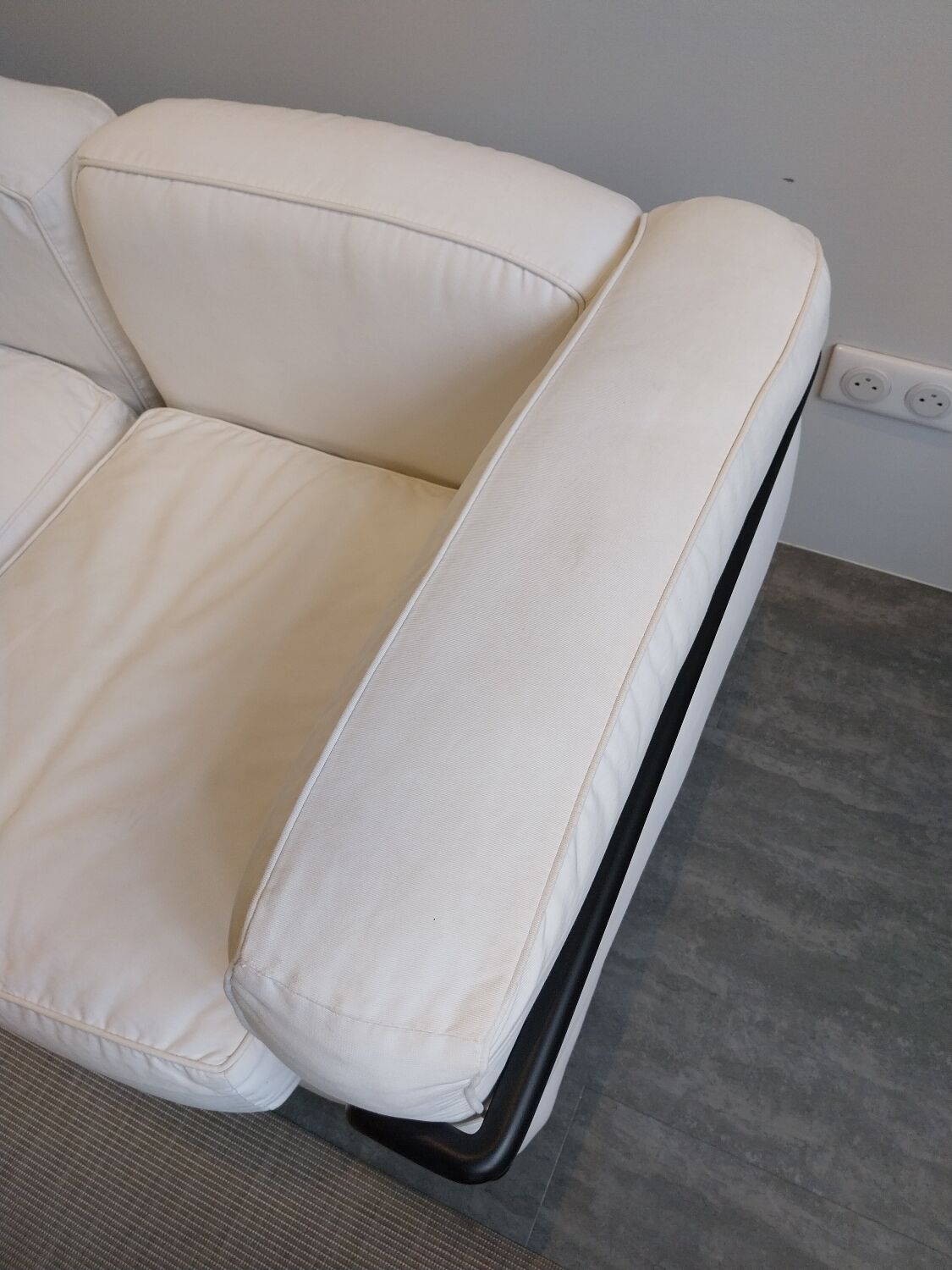 A sofa and two LC2 Cassina armchairs