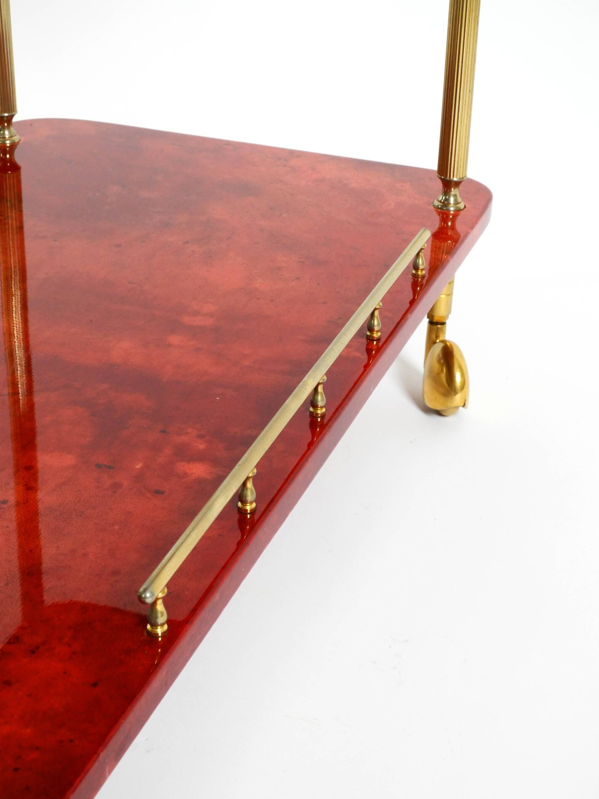 Superbe grand chariot de service en peau de chèvre rouge Aldo Tura des années 1960 | Fabriqué en Italie