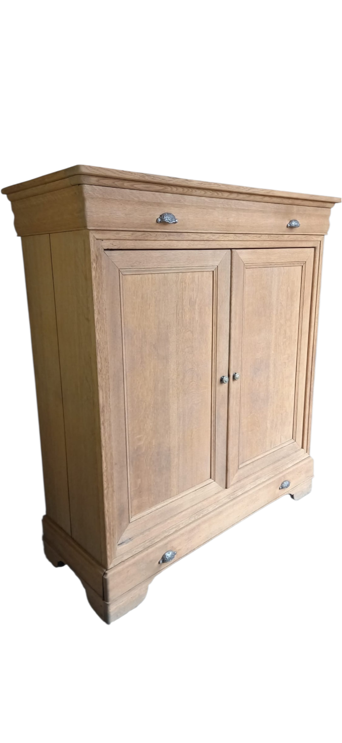 High-style Louis Philippe buffet in solid oak from the 19th century.