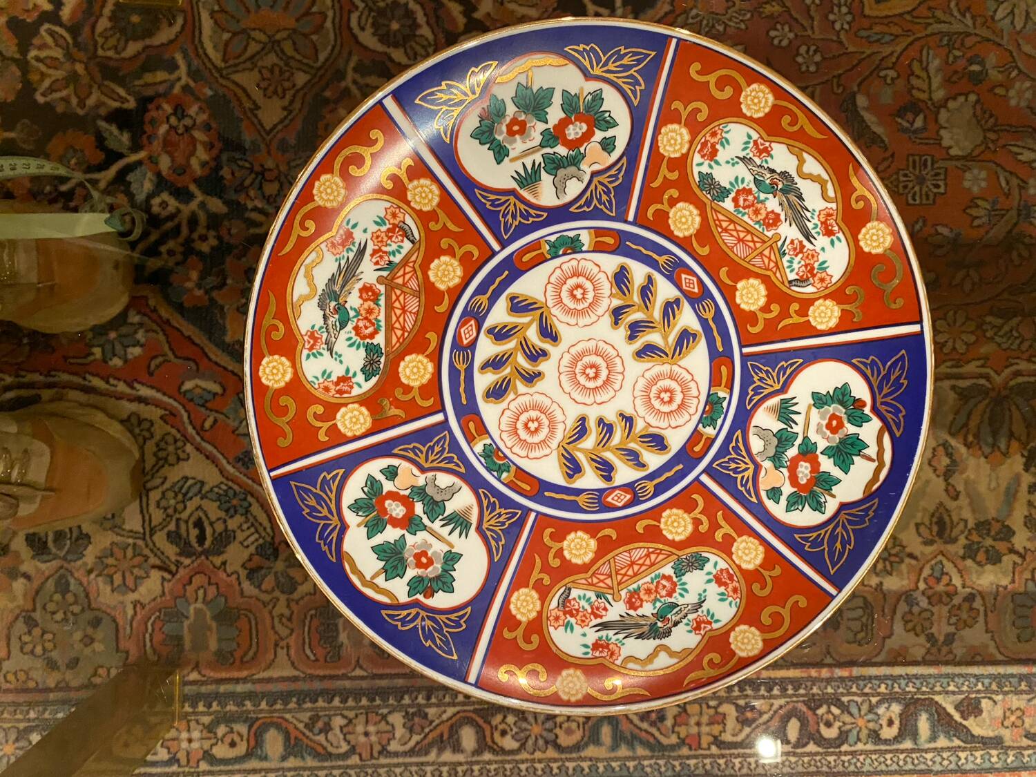 Pair of large Chinese porcelain dishes in Imari style, 20th century.