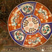 Pair of large Chinese porcelain dishes in Imari style, 20th century.