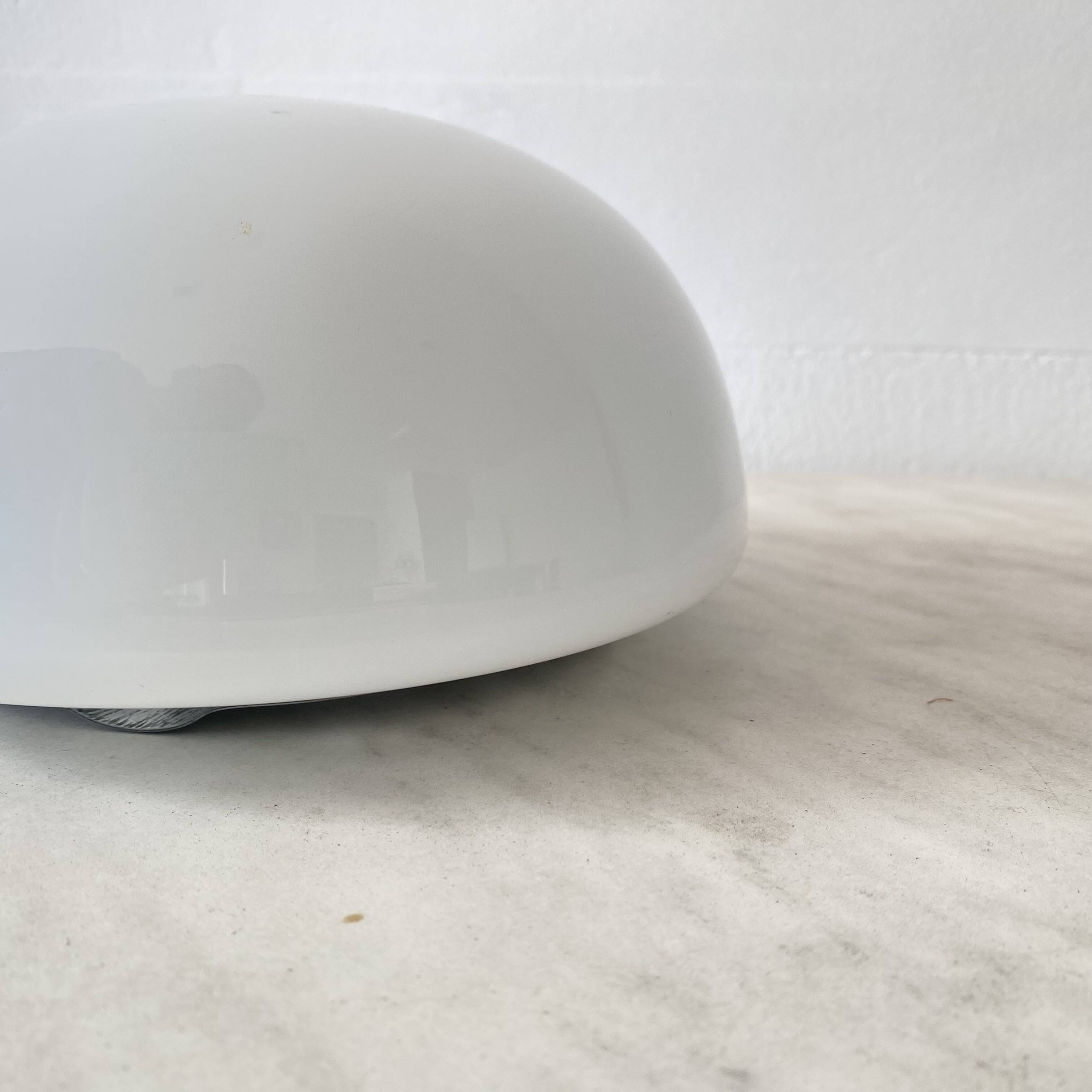 Plafonnier ou applique murale demi lune 20 cm verre opaline blanc 1960 1970