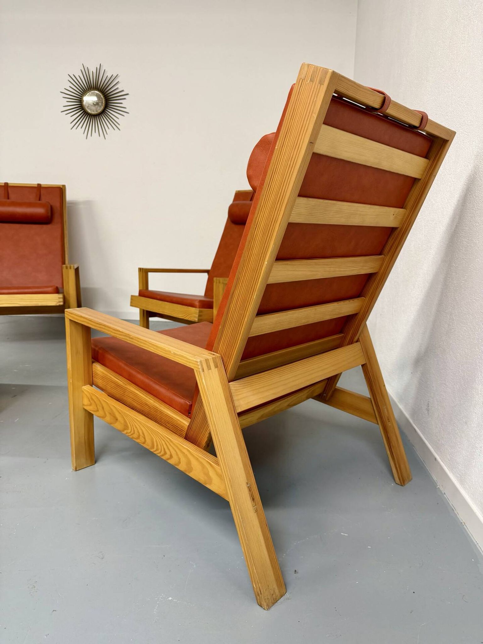 Scandinavian design lounge set in pine with 3 lounge chairs and a table from the 70s.