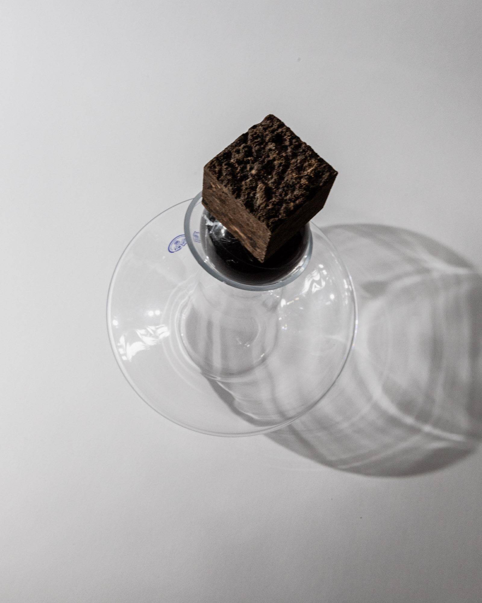 Carafe à vin vintage des années 1990, corps en verre arrondi avec sphère en marbre et bouchon cube en liège