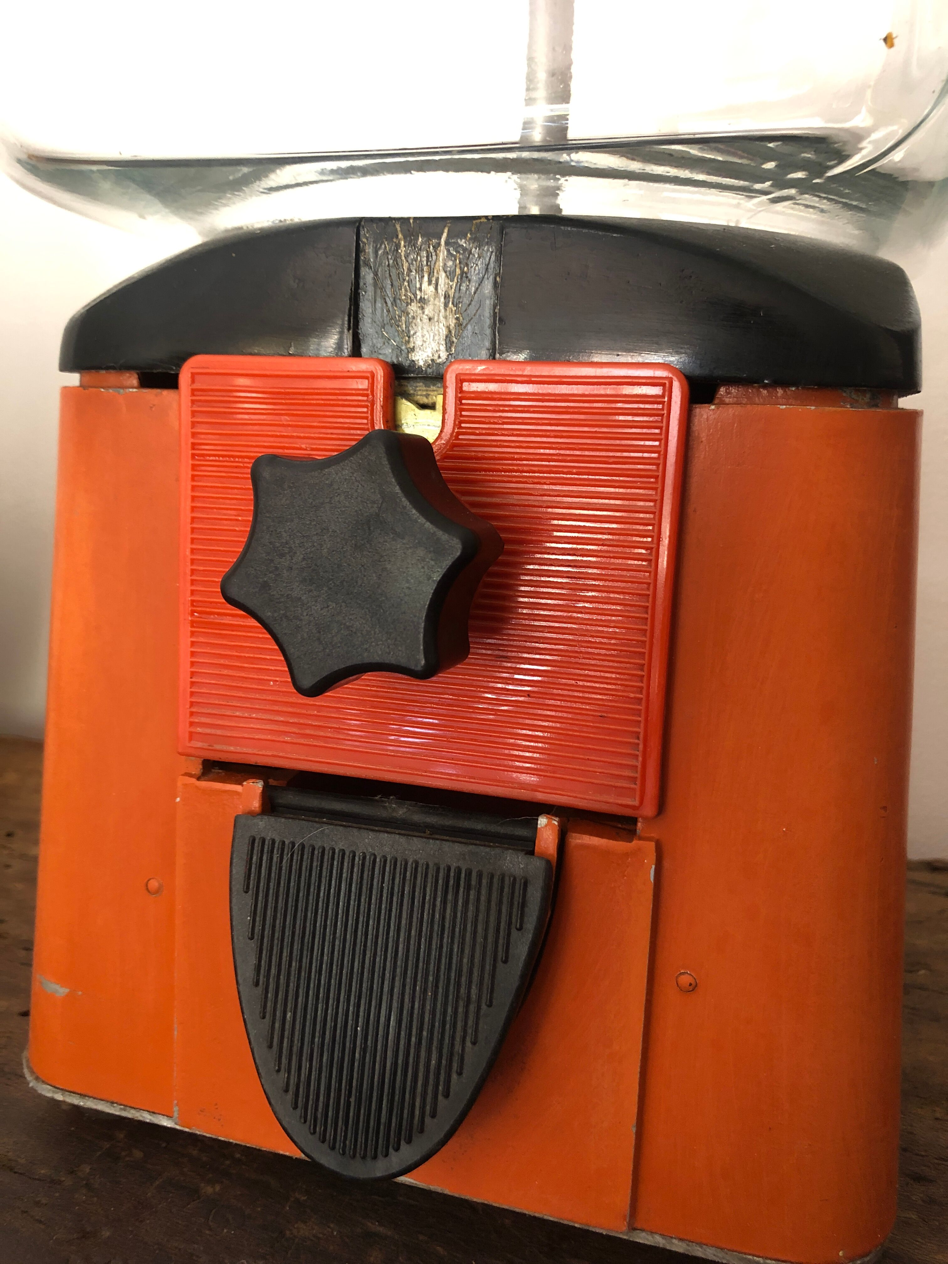 Distributor of peanuts