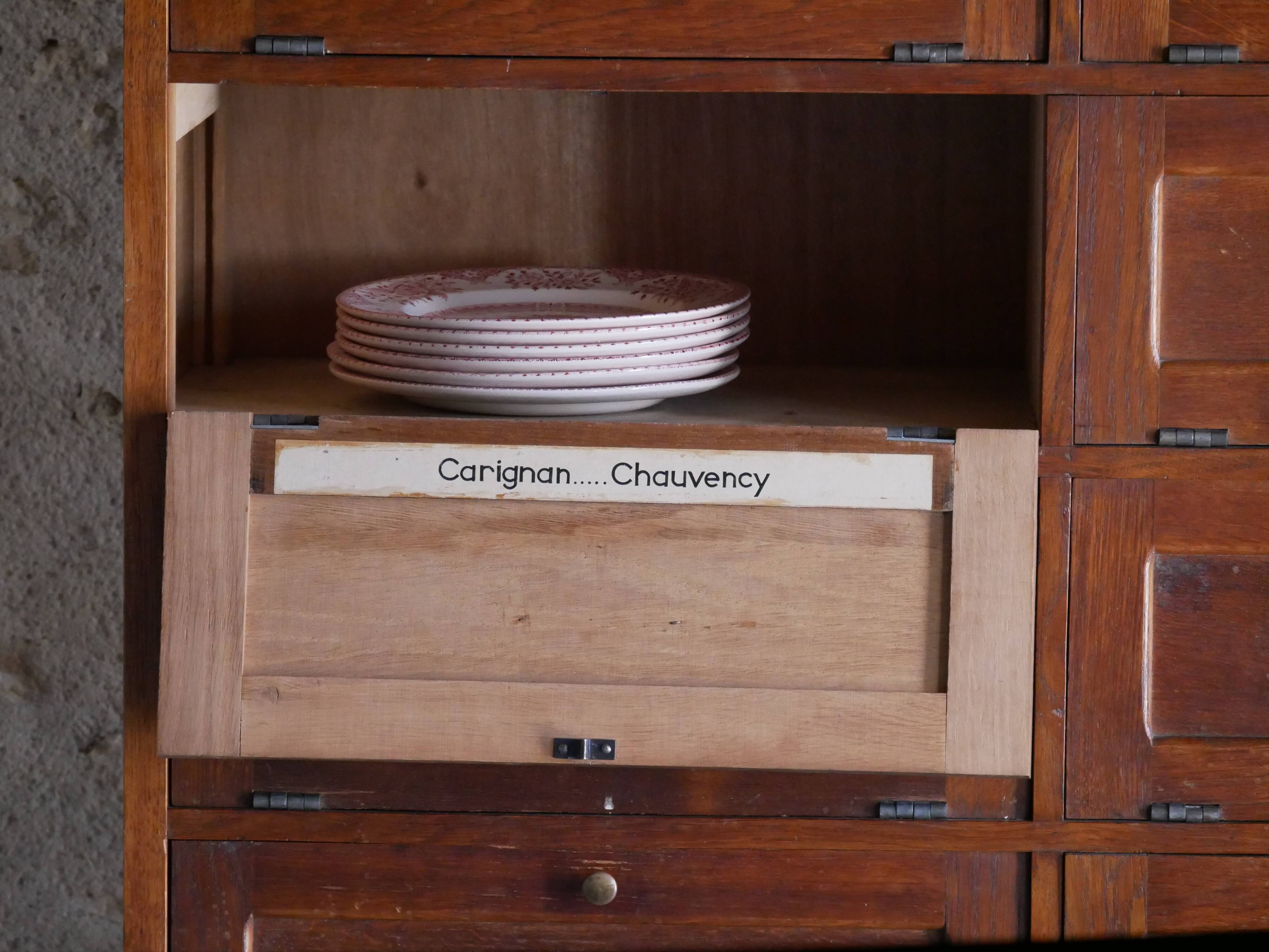 Notary's furniture with clamshells