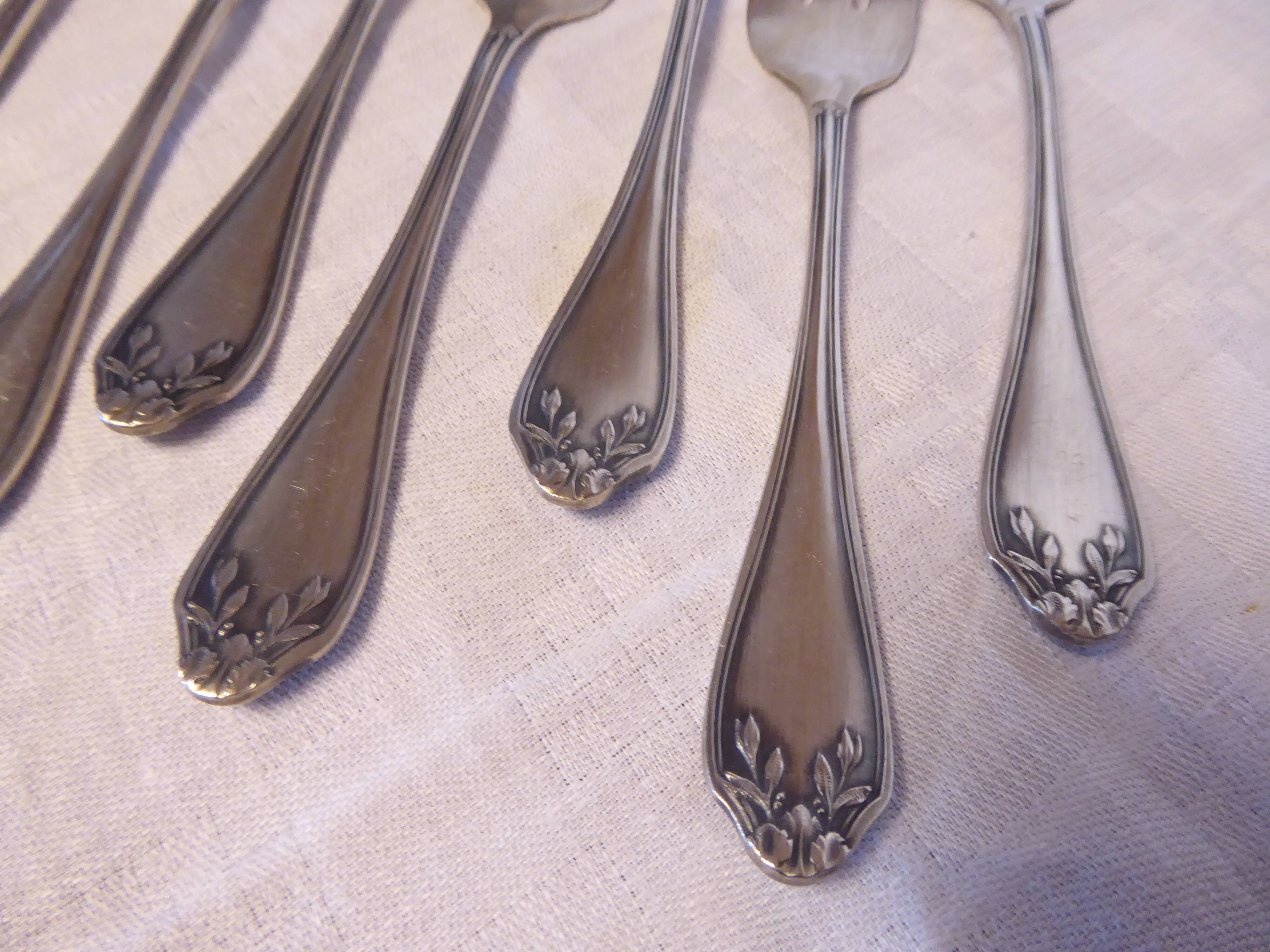 12 fourchettes à dessert en métal argenté